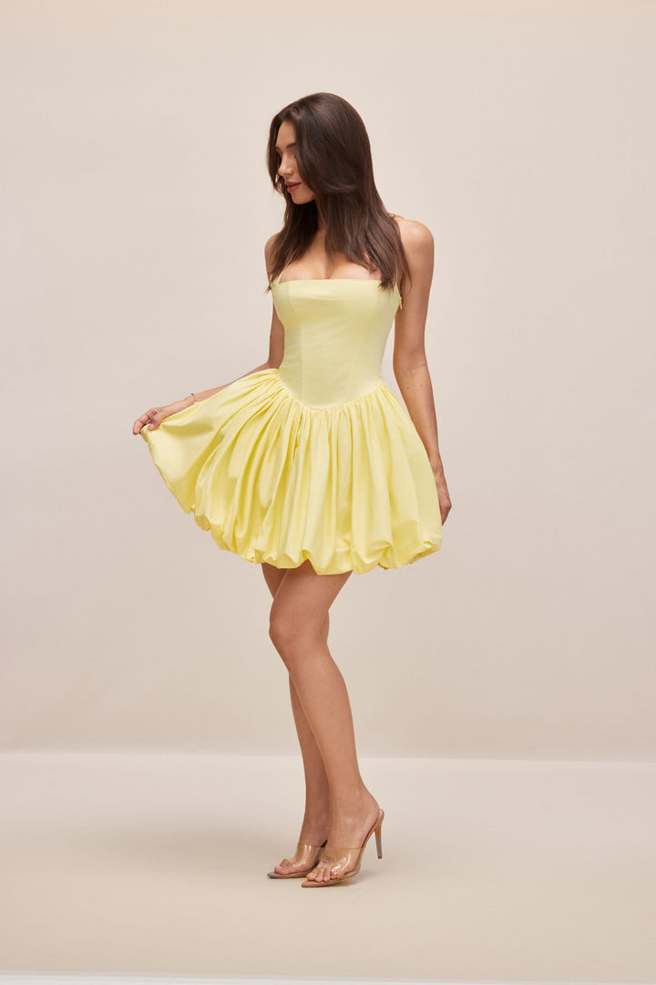 Model trägt das Frances Minikleid - KYMA