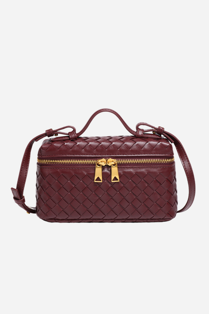Die Tasche von KYMA, neben einem anderen Accessoire für Größenvergleich