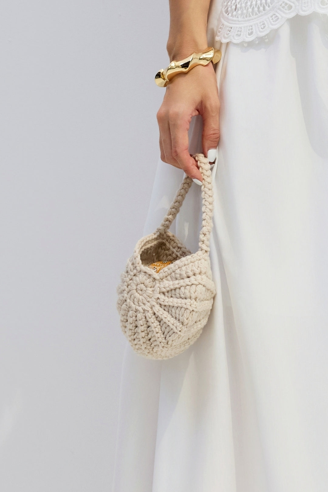 Gehäkelte Muschel-Handtasche in Gebrauch - KYMA