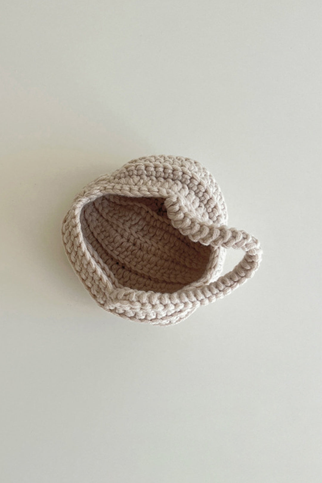 Nahaufnahme der Häkelarbeit der Muschel-Handtasche - KYMA