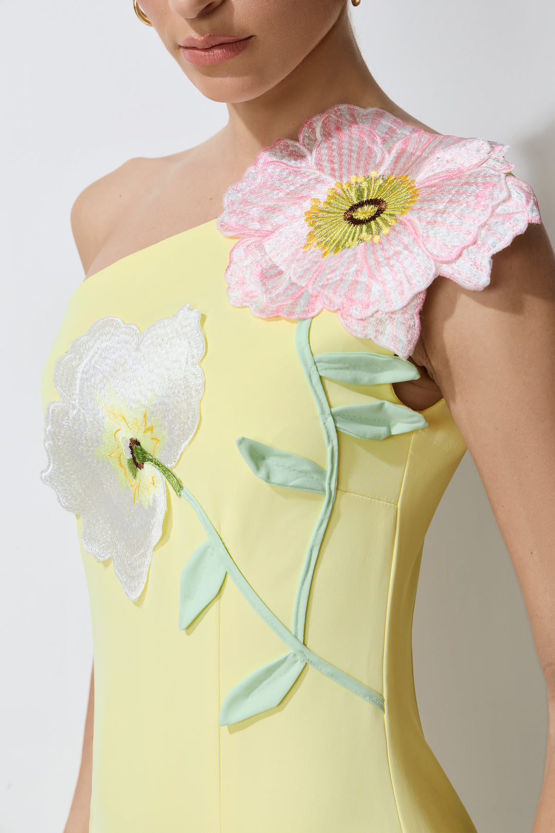 Gelbes Blumen-Applikationen Ein-Schulter-Minikleid Detail - KYMA