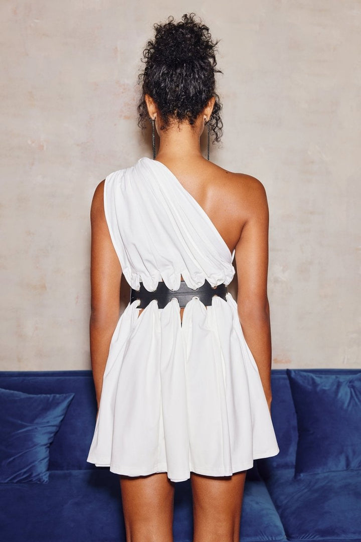 Gemma Belted One-Shoulder Mini Dress - KYMA - Detailansicht Ausschnitt