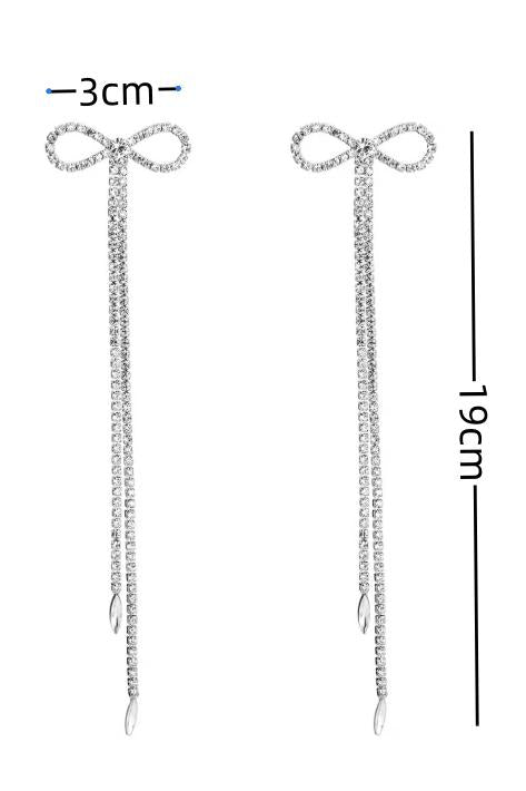 Diamante Bowknot Quasten-Ohrringe - KYMA - Tragebild von vorne