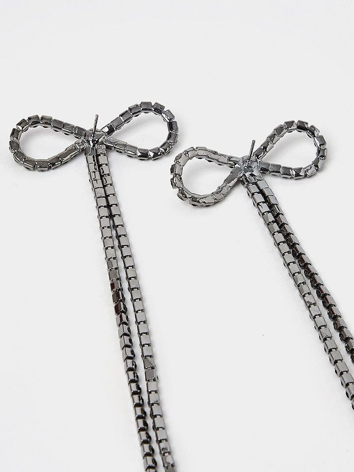 Diamante Bowknot Quasten-Ohrringe - KYMA - An einer Hand gehalten