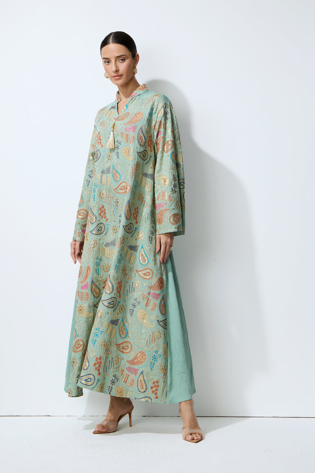 Gerader Schnitt des Kaftan-Kleids