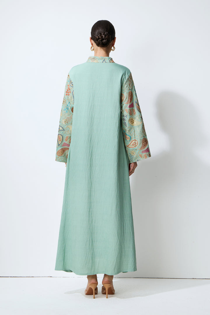 Model trägt das grüne Paisley-Kaftan-Kleid