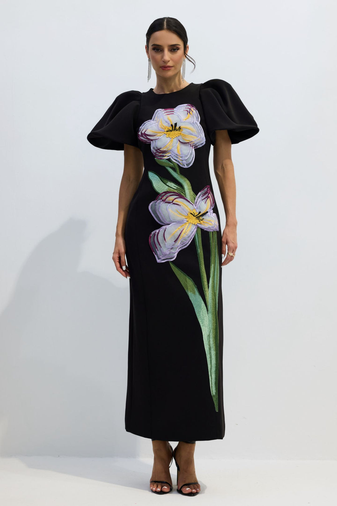 Georgia Maxikleid mit Blumenstickerei und Puffärmeln Vorderansicht – KYMA