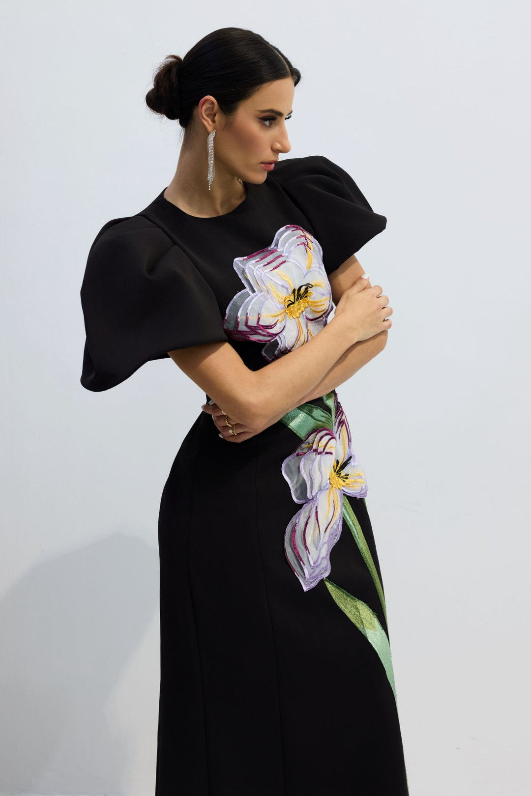 Georgia Maxikleid mit Blumenstickerei und Puffärmeln Detail Blumen – KYMA