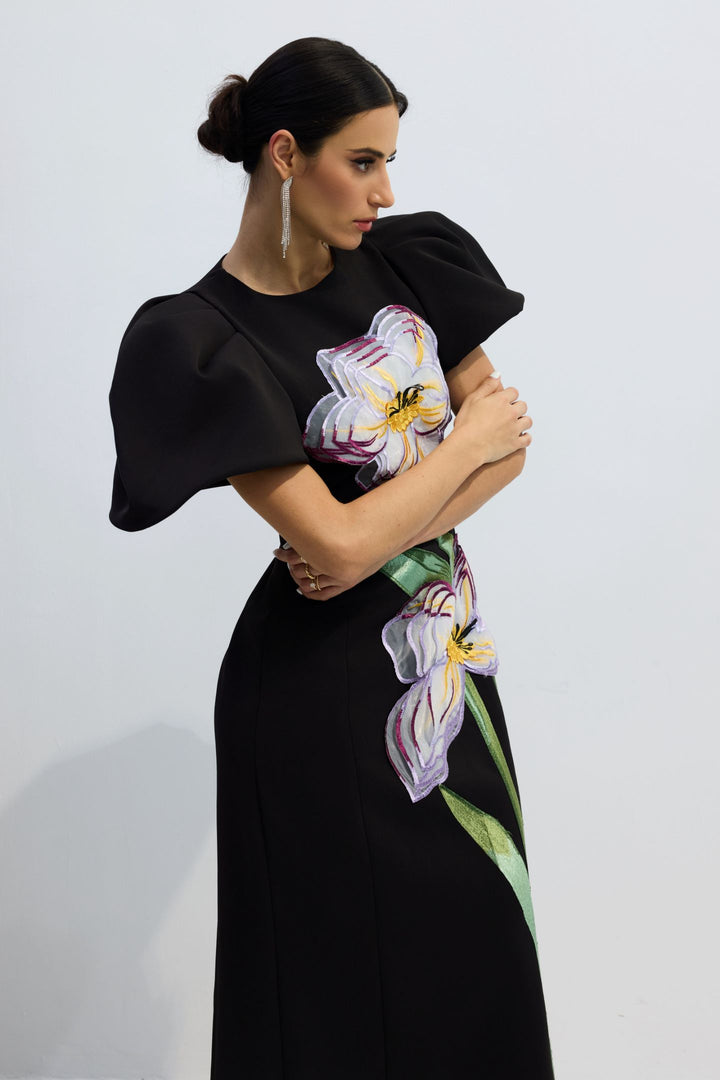 Georgia Maxikleid mit Blumenstickerei und Puffärmeln Detail Blumen – KYMA