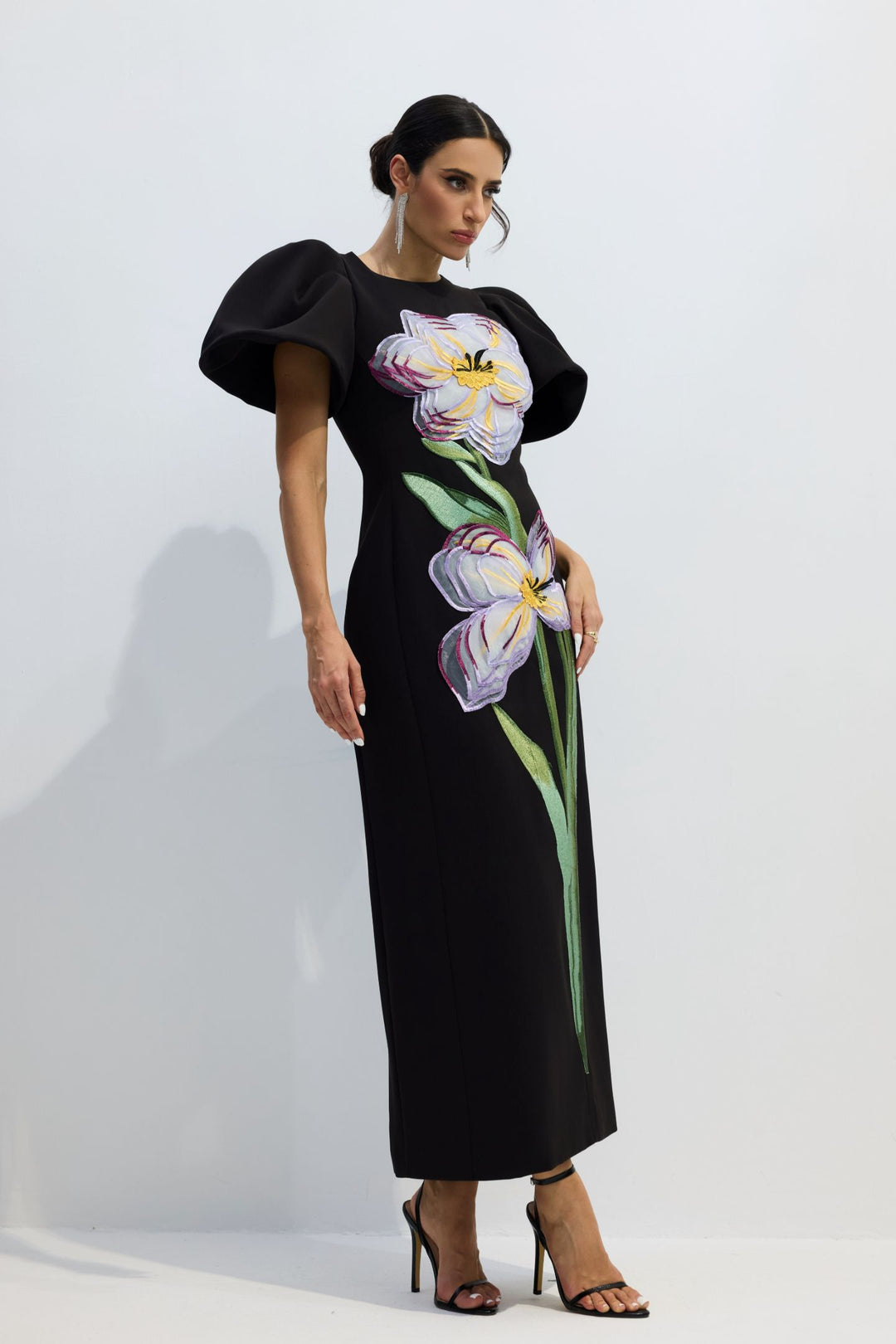 Georgia Maxikleid mit Blumenstickerei und Puffärmeln Rückenansicht – KYMA