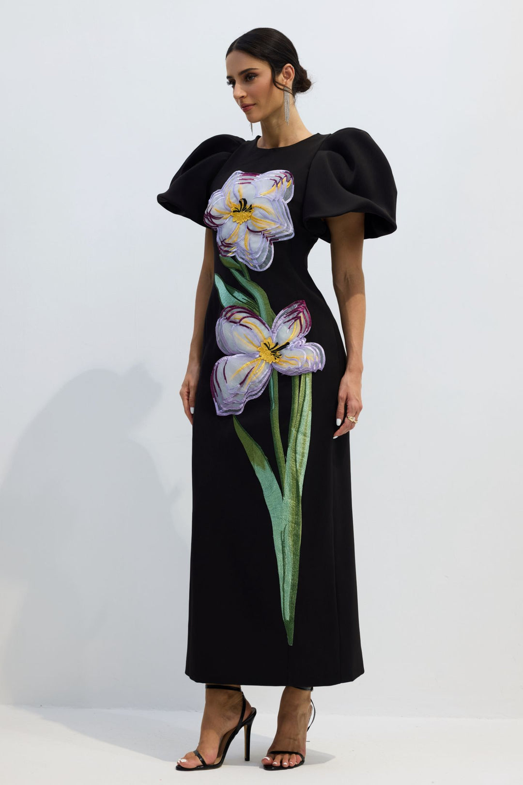 Georgia Maxikleid mit Blumenstickerei und Puffärmeln auf Model – KYMA