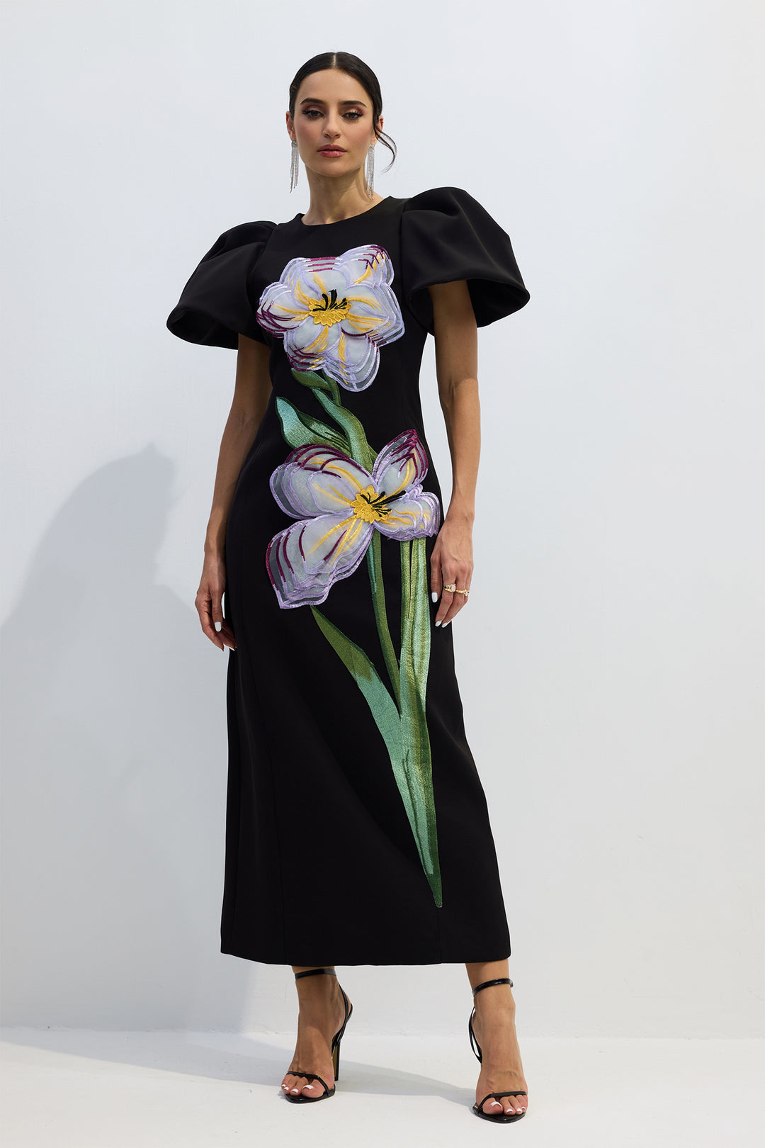 Georgia Maxikleid mit Blumenstickerei und Puffärmeln Ganzkörperansicht – KYMA