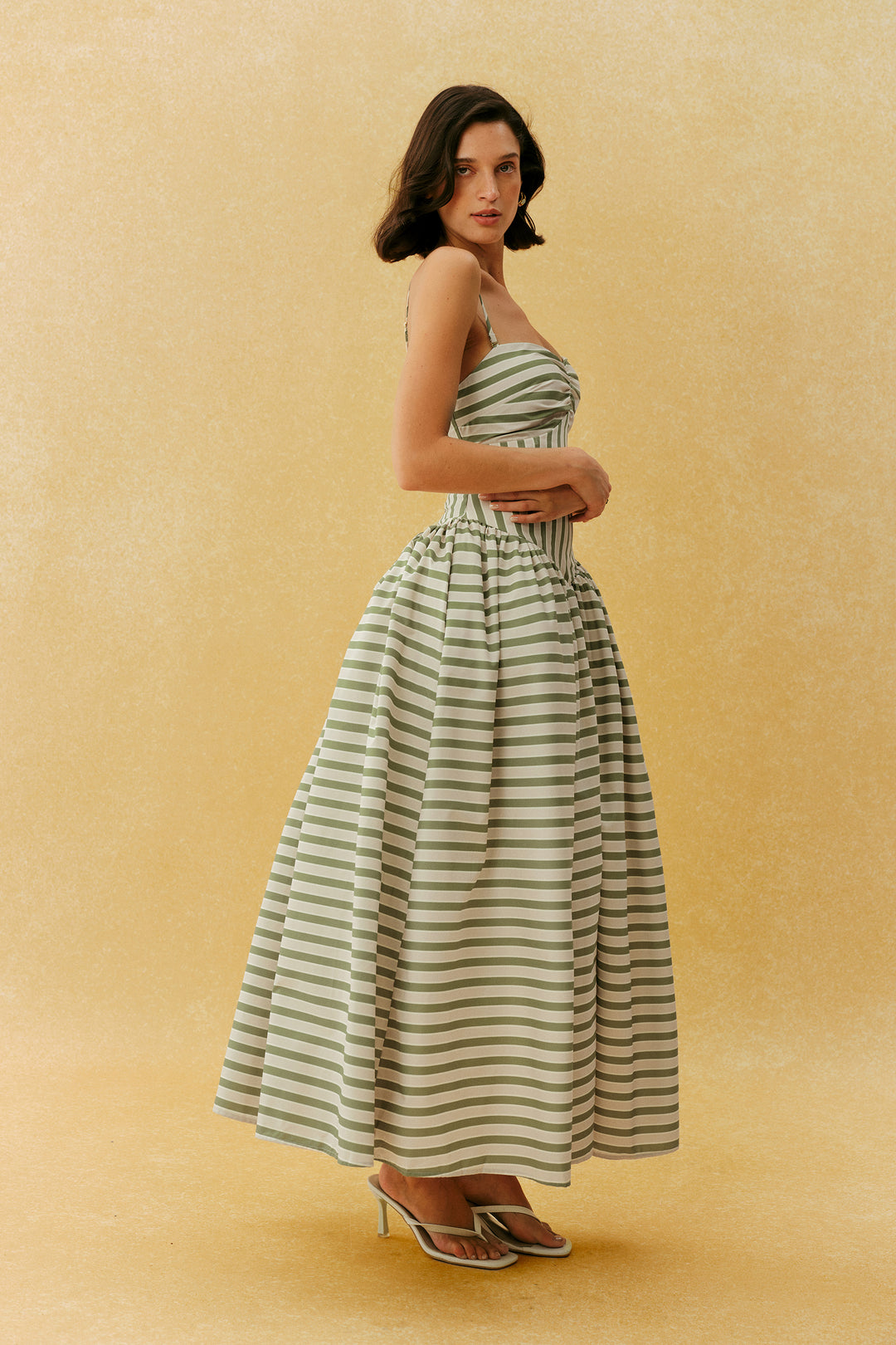 Beiges gestreiftes Maxikleid, Stoffmuster - KYMA