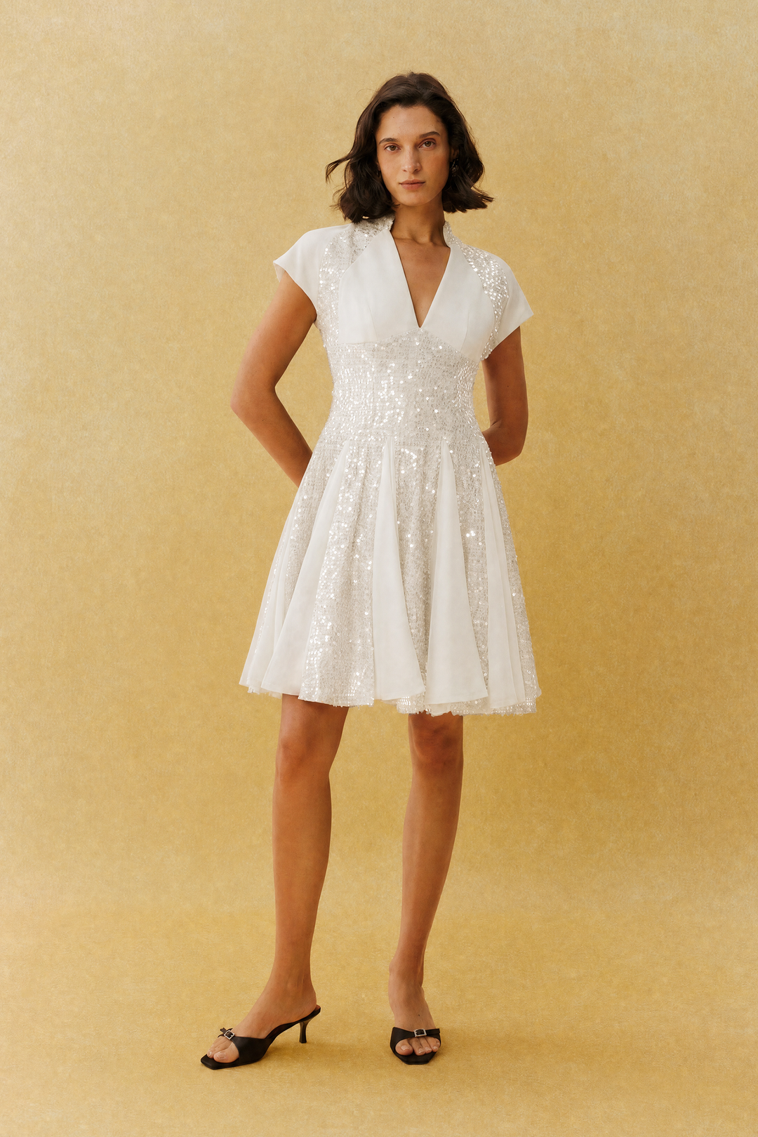 Glamouröses weißes Pailletten-Minikleid mit V-Ausschnitt und Flügelärmeln, KYMA