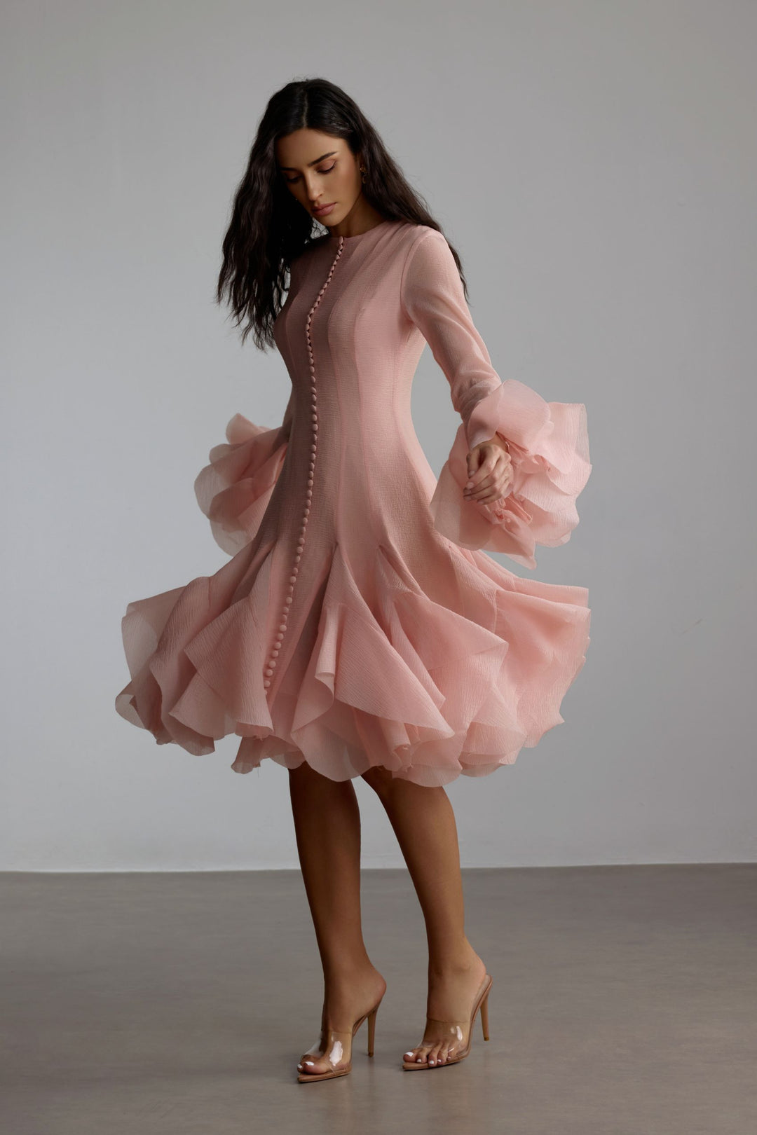Gloria langes Ärmel Midi-Kleid mit ausgestelltem Saum – Detail – KYMA