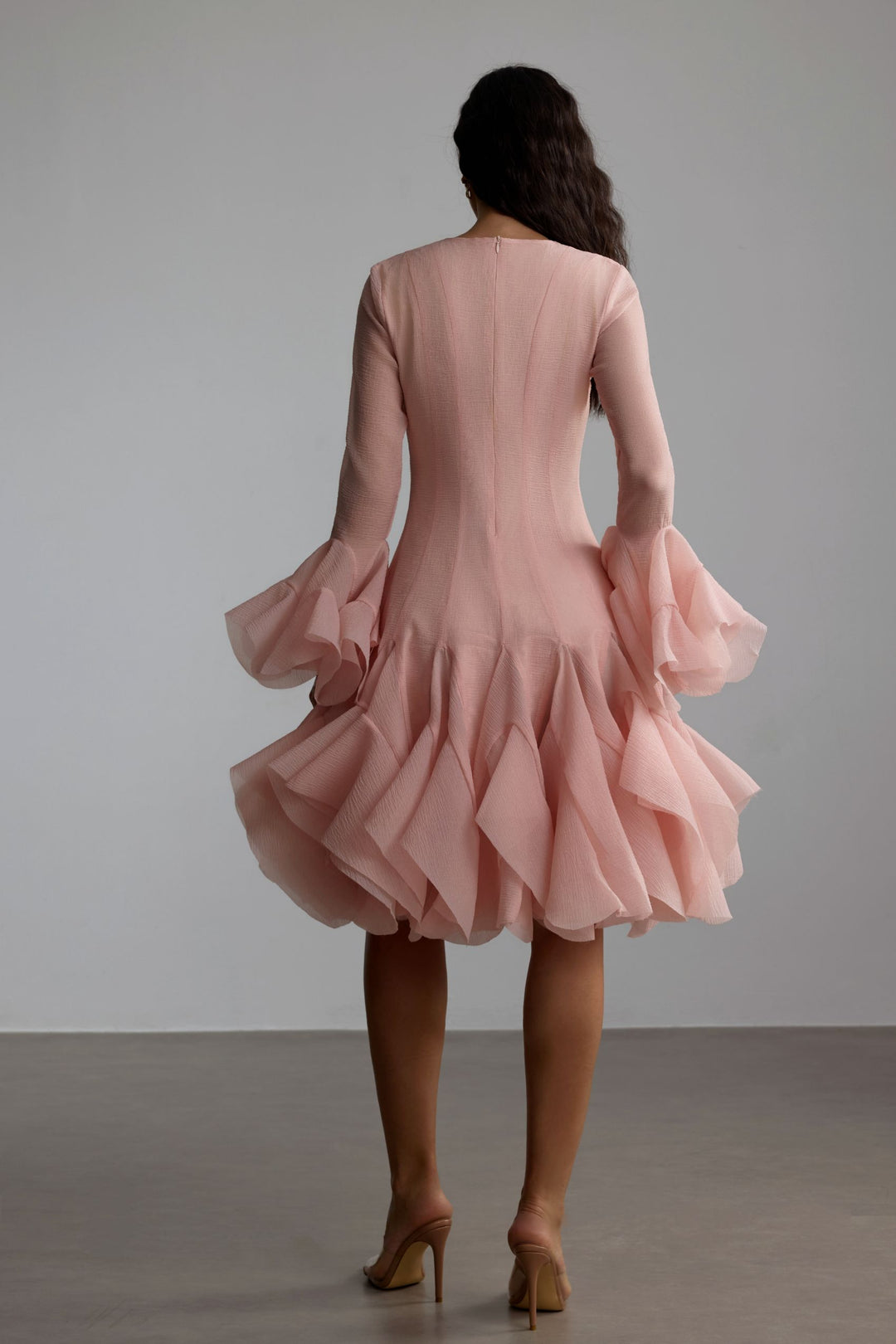 Gloria langes Ärmel Midi-Kleid mit ausgestelltem Saum – Rückenansicht – KYMA