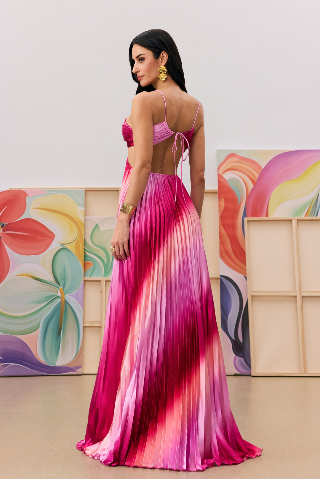 Model trägt das Ombre Maxikleid mit Cut-out - KYMA