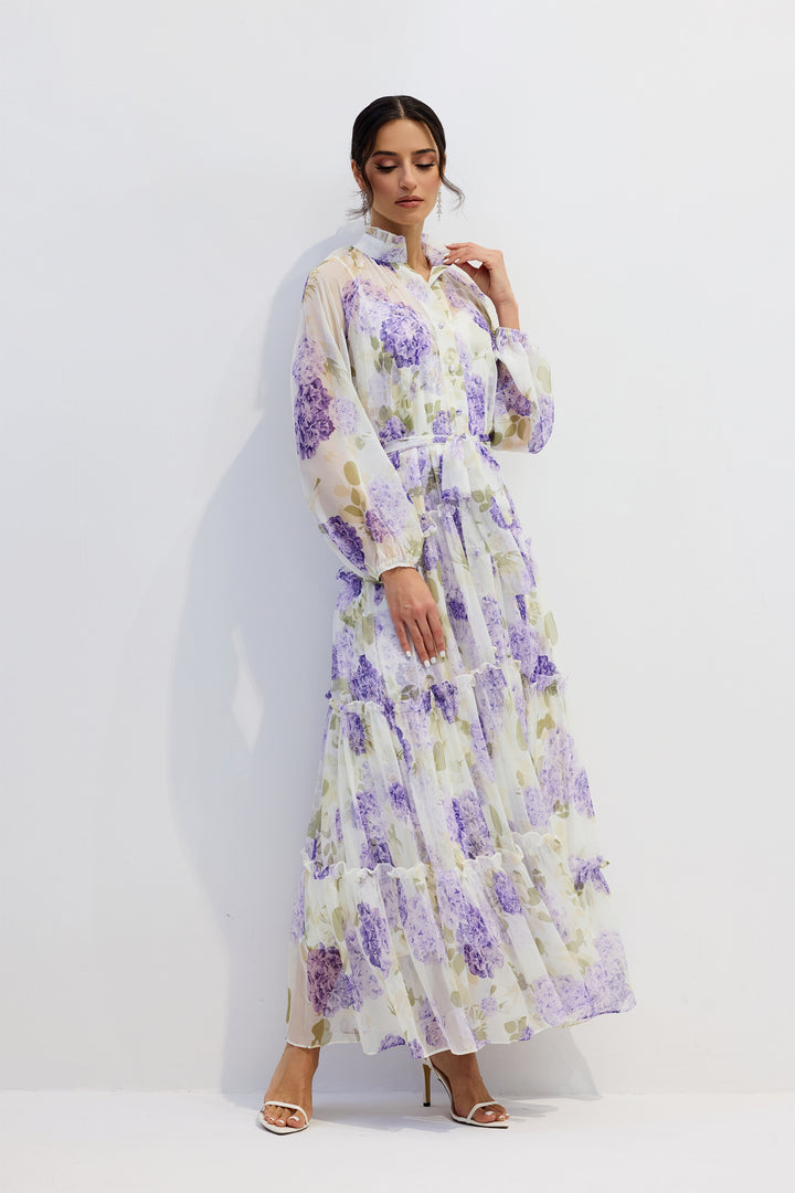 Das Helena Maxikleid mit Gürtel in der Taille getragen - KYMA