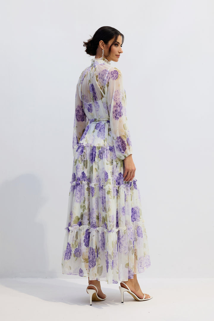 Das Helena Maxikleid bei einer Gartenparty - KYMA