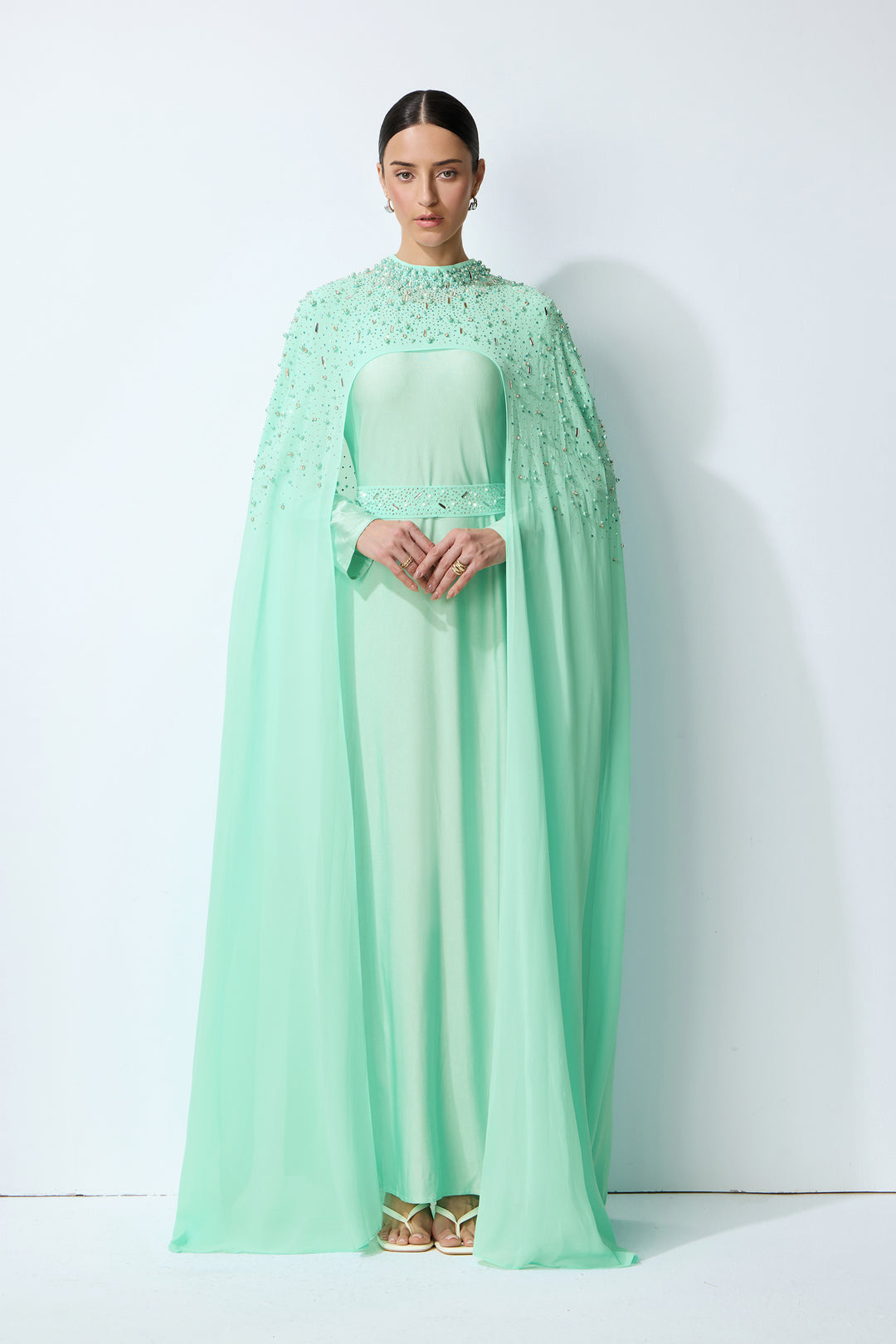 Hellgrünes Perlen-Cape und Kleid Set Vorderansicht - KYMA