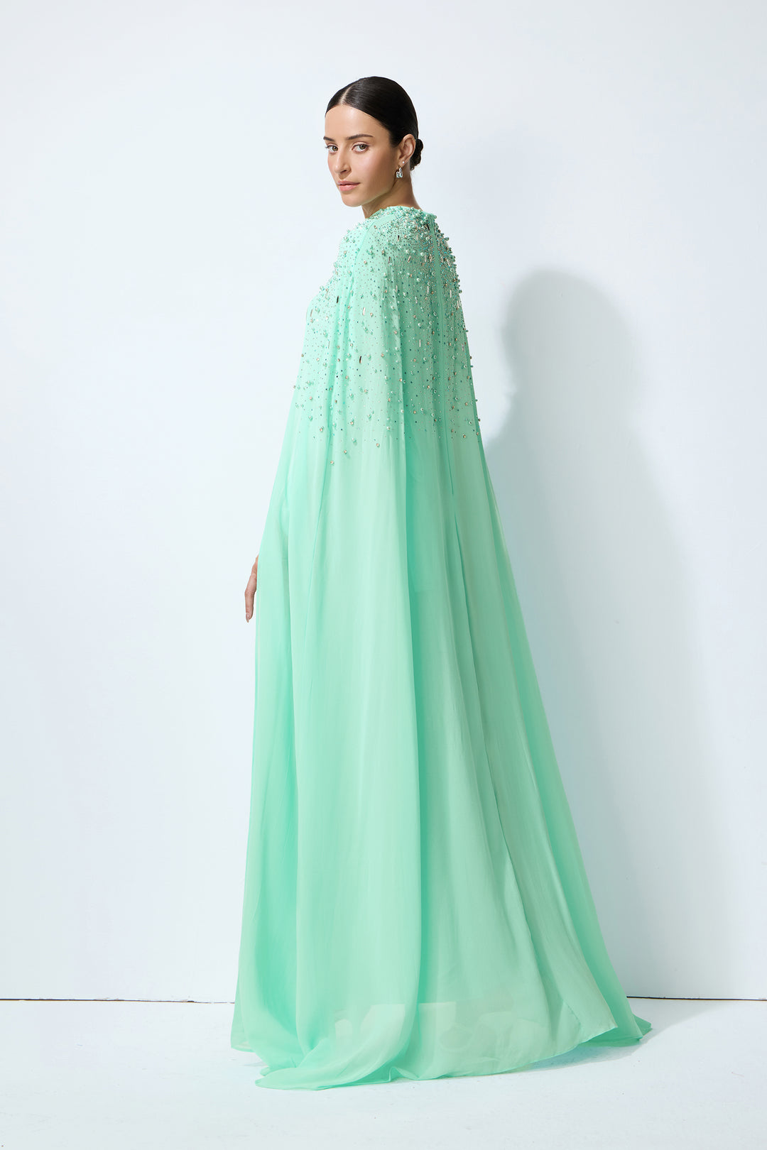 Model trägt hellgrünes Perlen-Cape und Kleid Set - KYMA