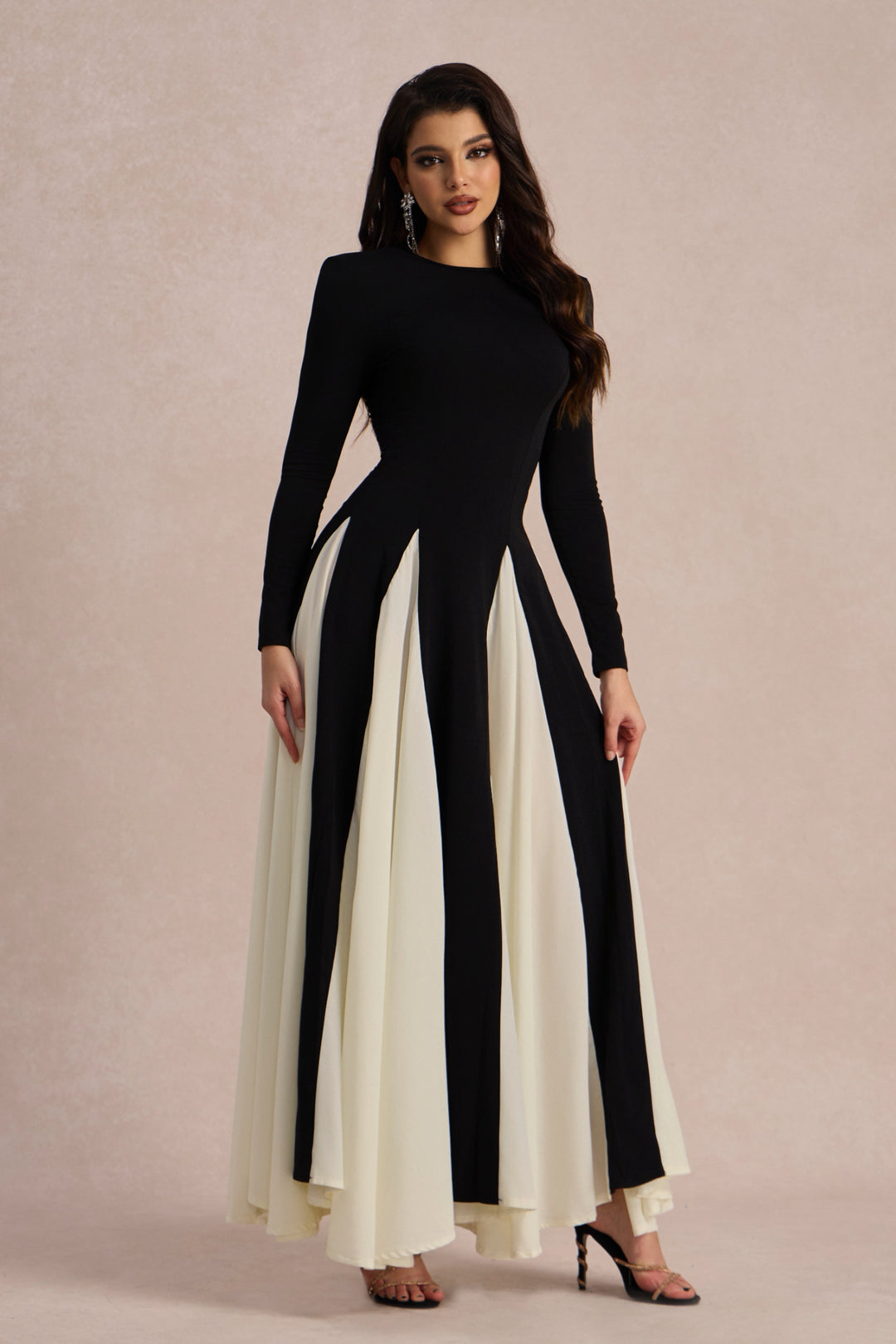 Heloise Maxikleid mit langen Ärmeln und Color Block Design - KYMA