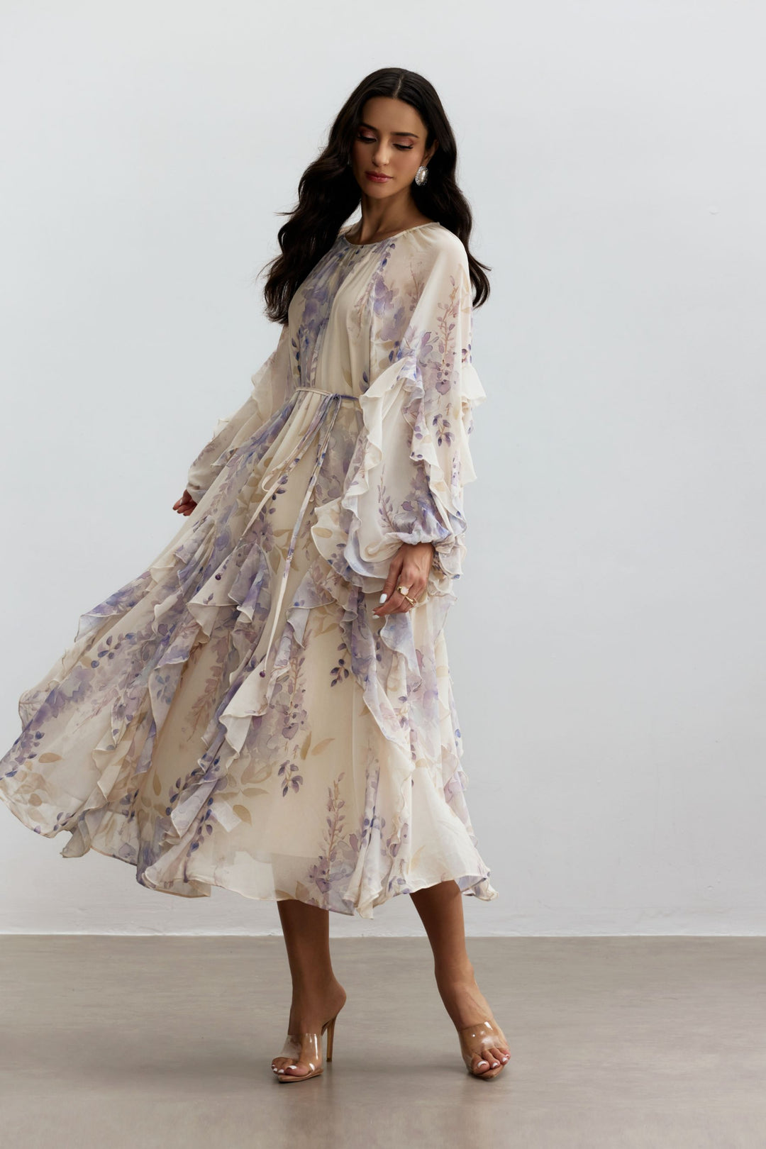 Idelle Blumenprint-Midirüschenkleid Modelansicht - KYMA
