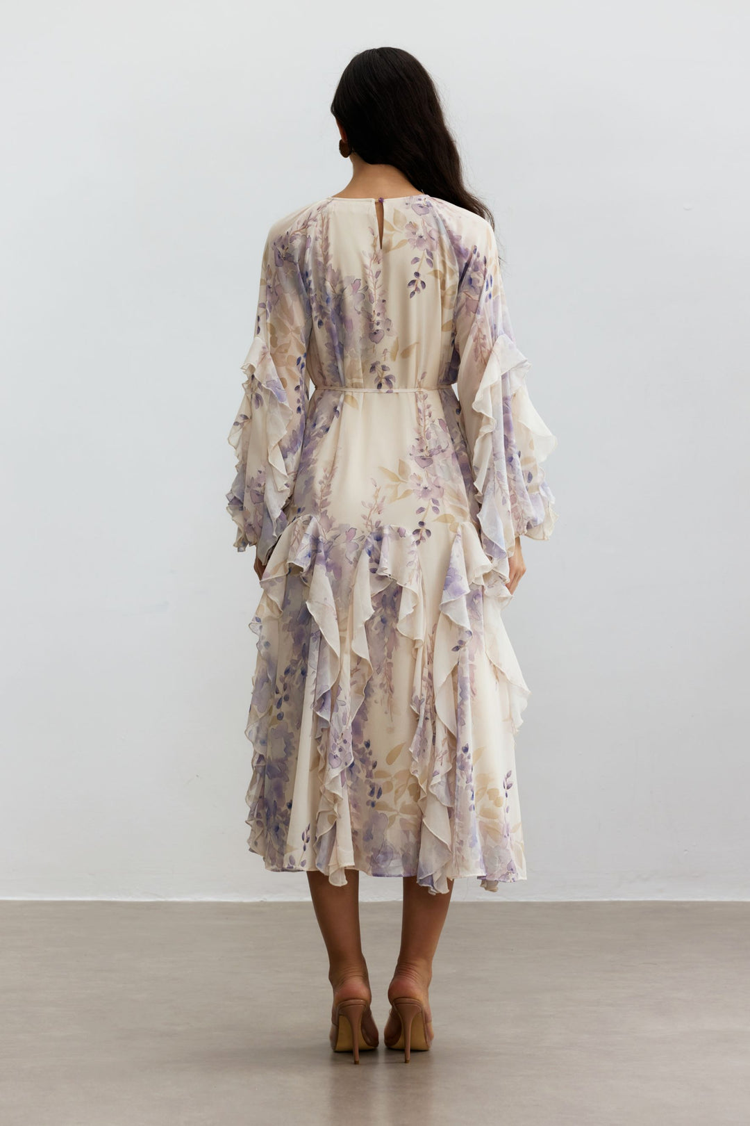 Idelle Blumenprint-Midirüschenkleid Detailansicht - KYMA