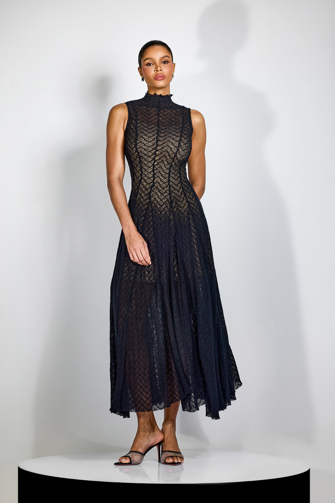 Janet ärmelloses Maxikleid mit hohem Kragen - KYMA