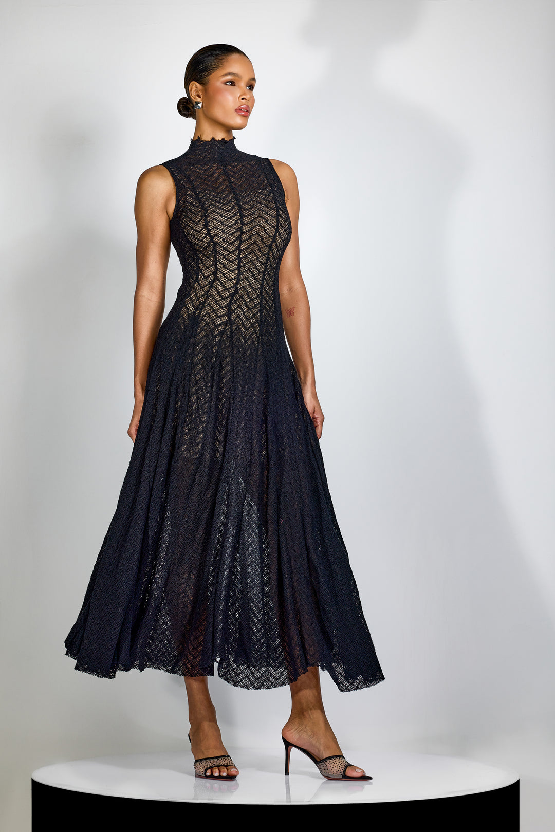 Janet ärmelloses Maxikleid mit hohem Kragen - KYMA