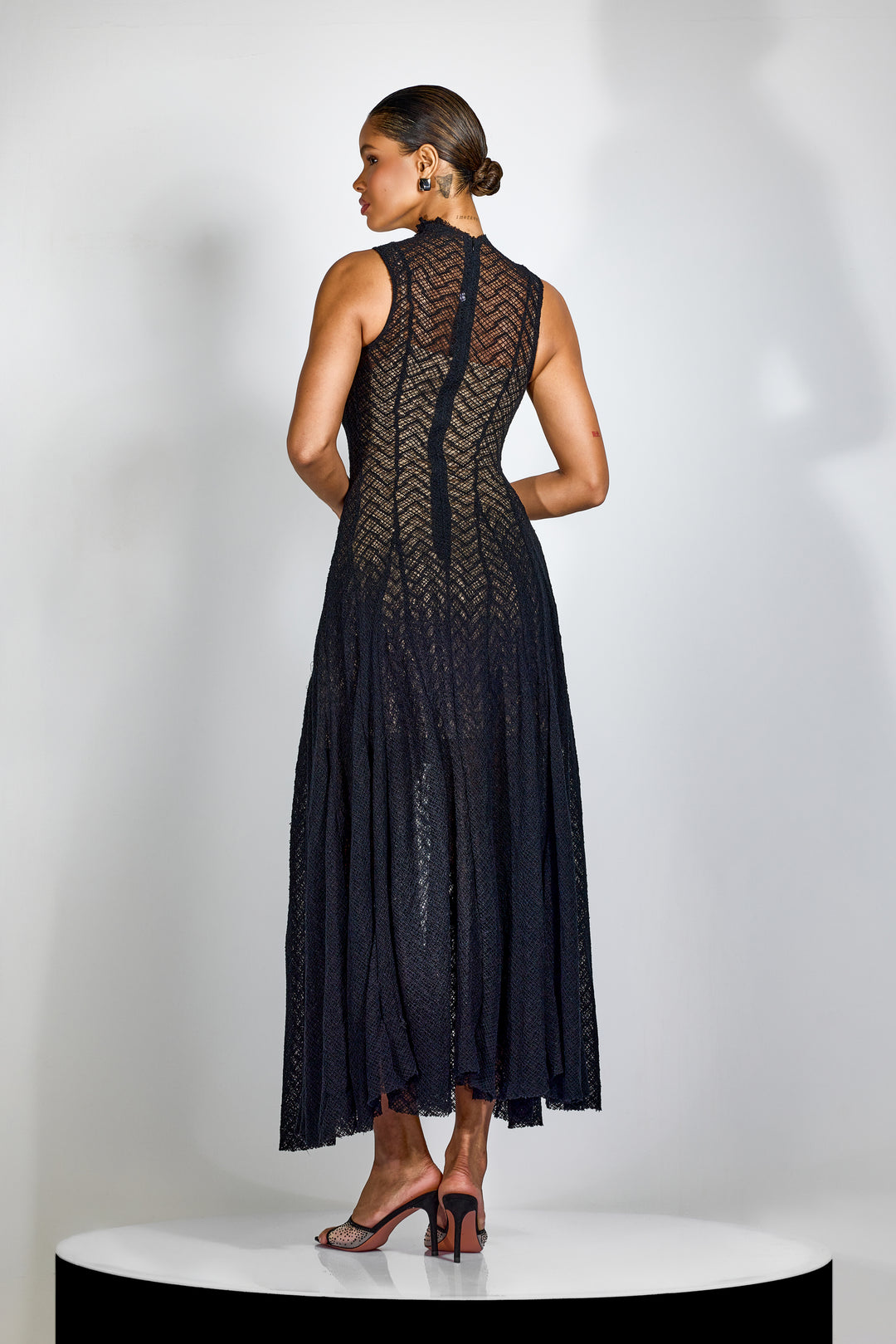 Janet ärmelloses Maxikleid mit hohem Kragen - KYMA