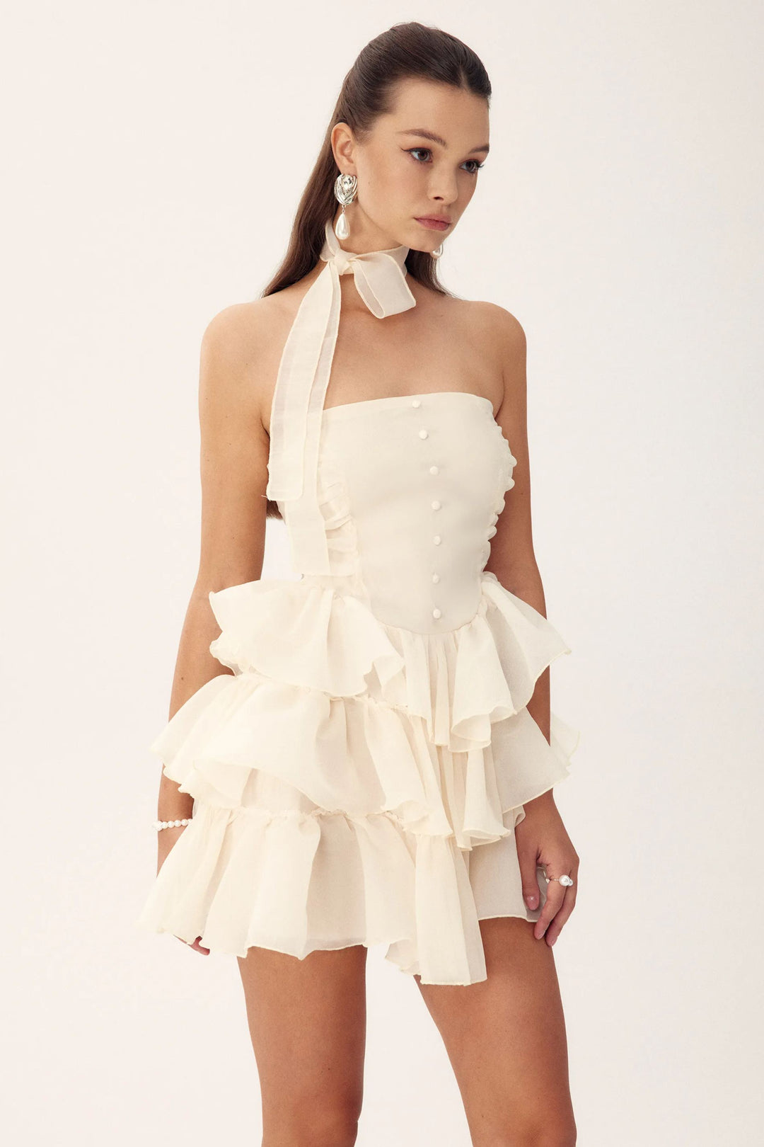 Sommerlicher Look mit dem Rüschen-Minikleid - KYMA