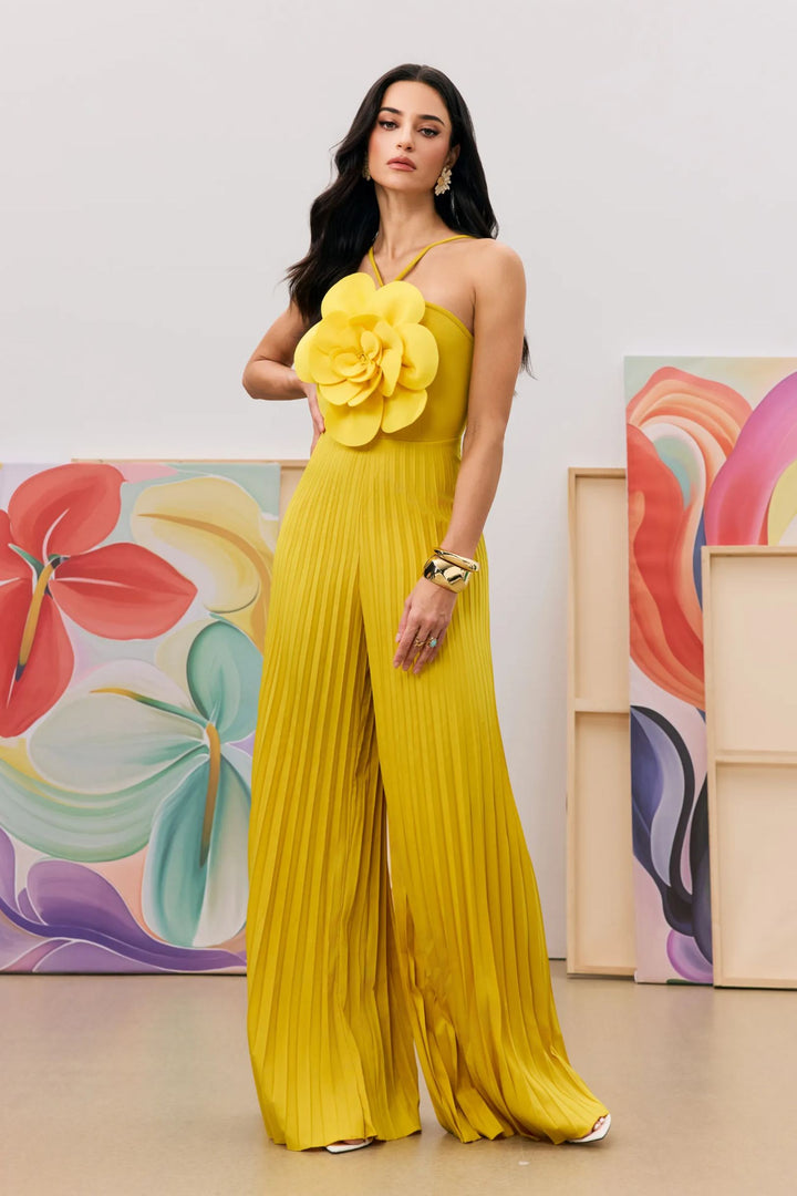 Detailaufnahme der Blumenapplikation am Jumpsuit - KYMA