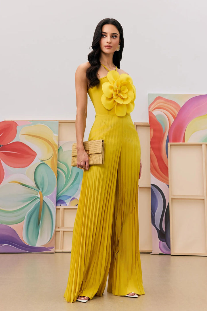 Modell trägt eleganten Blumen-Jumpsuit - KYMA