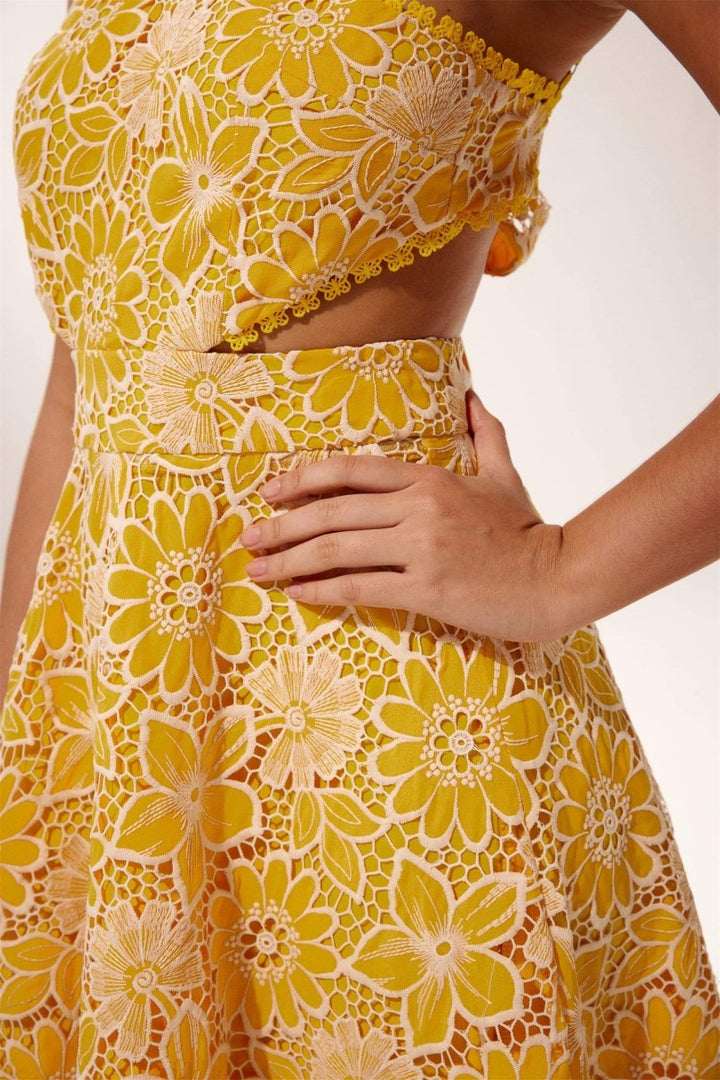 Close-up des Neckholder-Ausschnitts am Jessica Kleid - KYMA