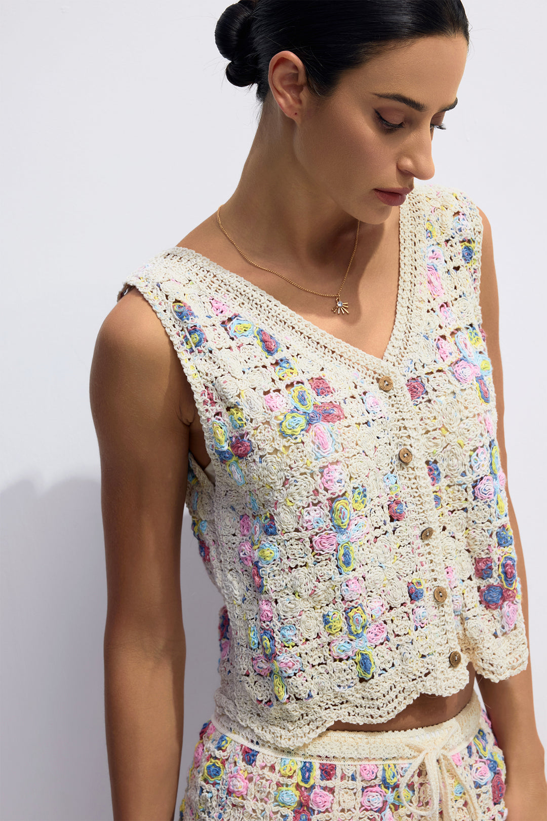 Joan Set aus V-Ausschnitt-Weste mit Wellenkante und Shorts Detail Häkelapplikation - KYMA