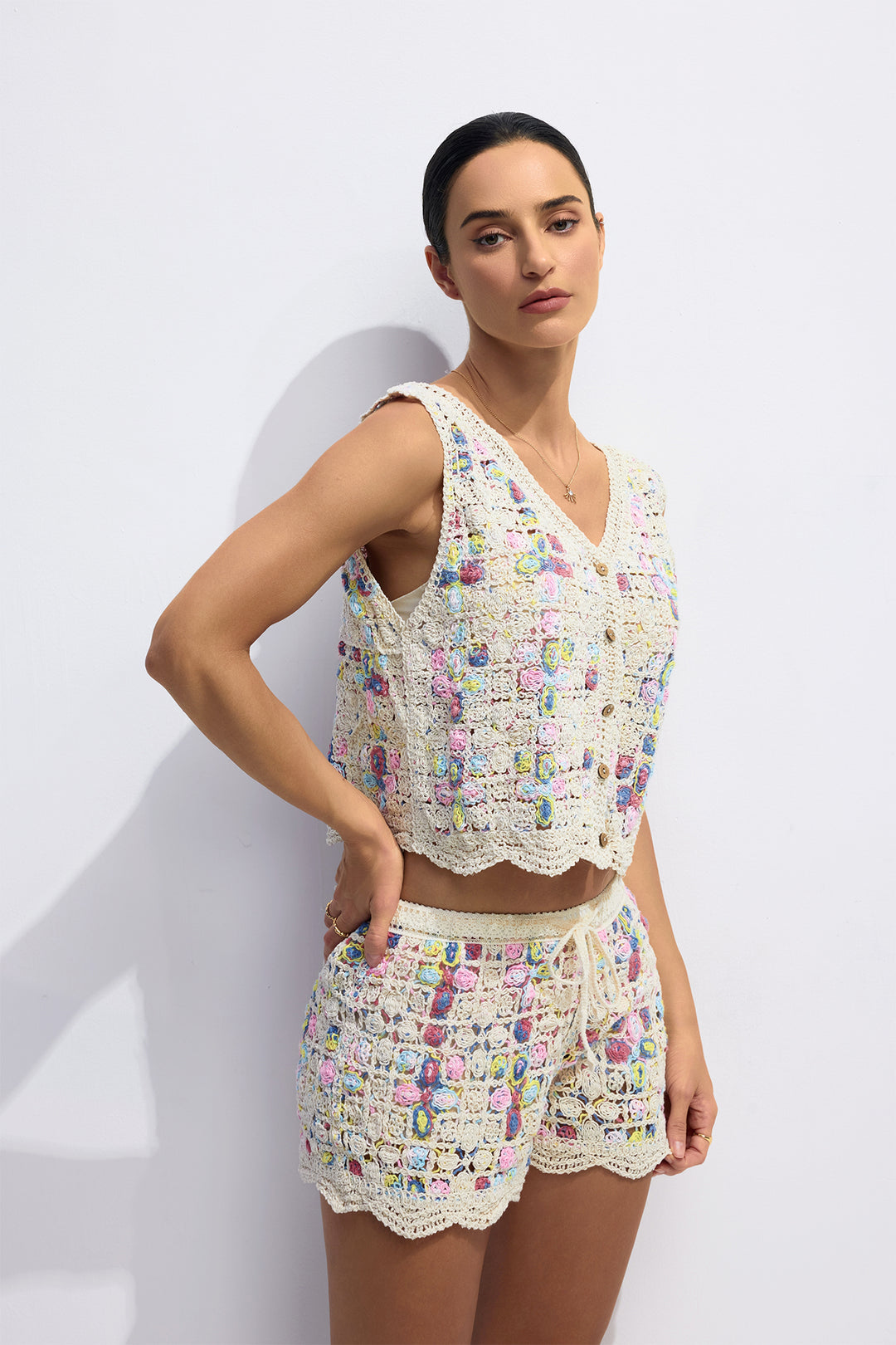 Joan Set aus V-Ausschnitt-Weste mit Wellenkante und Shorts Shorts Nahaufnahme - KYMA