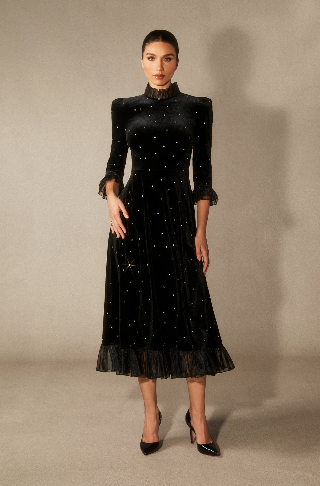 Jolie Diamante Rüschen Samt Maxikleid Rückseite KYMA