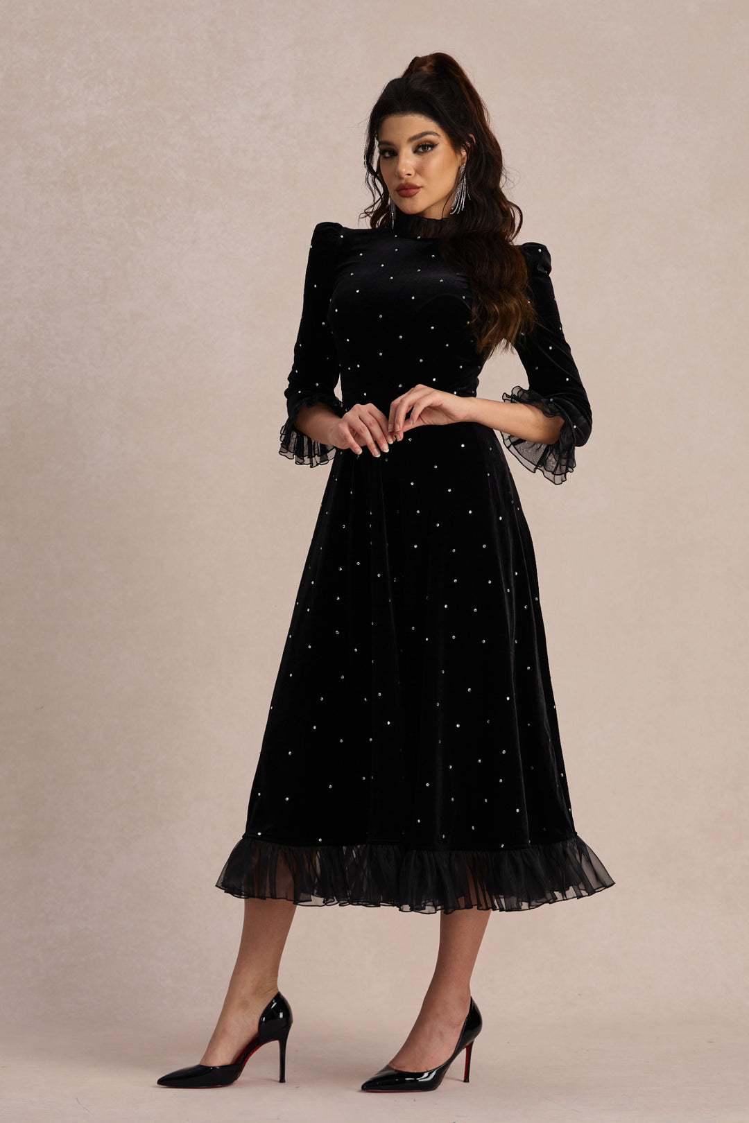 Jolie Diamante Rüschen Samt Maxikleid Rückenansicht KYMA