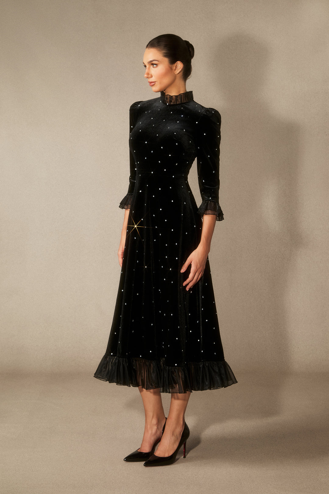 Jolie Diamante Rüschen Samt Maxikleid Detail Kragen KYMA