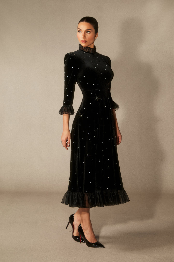Jolie Diamante Rüschen Samt Maxikleid mit verstecktem Reißverschluss KYMA