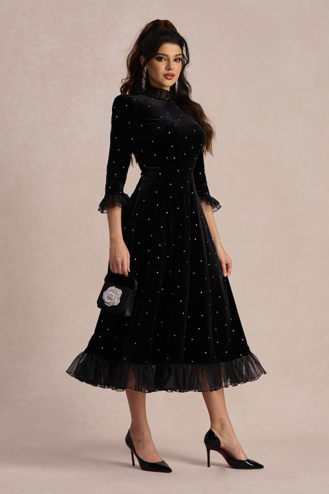 Jolie Diamante Rüschen Samt Maxikleid seitliche Ansicht KYMA