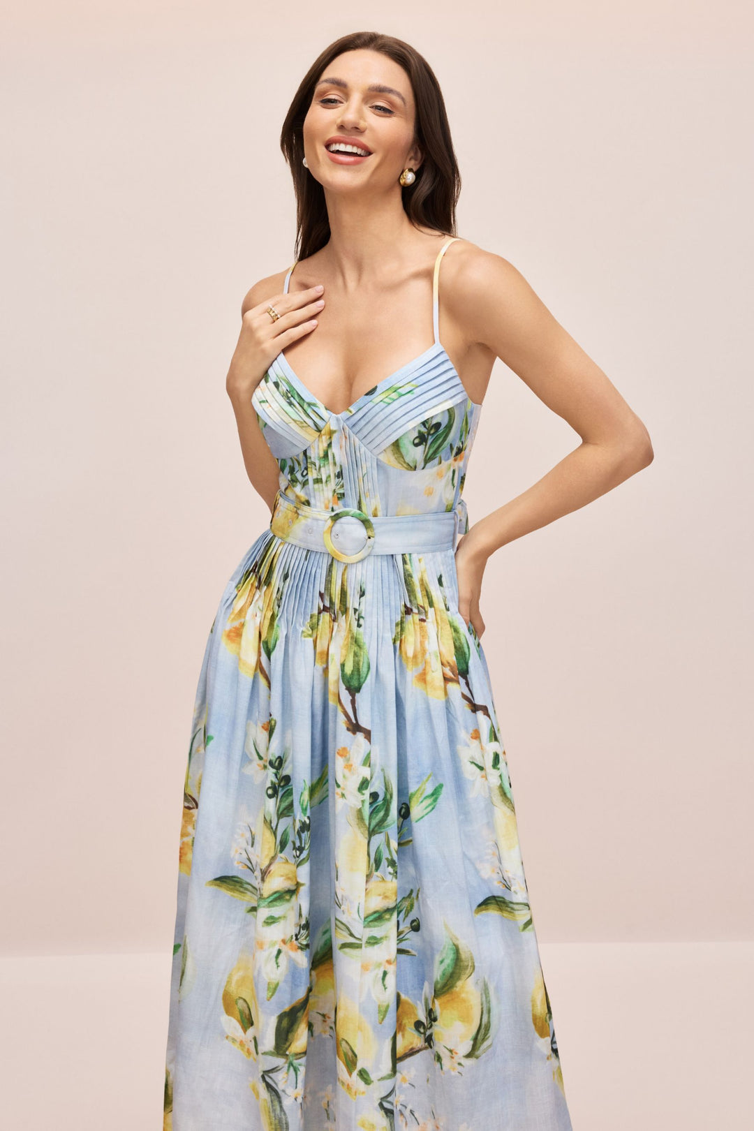 Nahaufnahme des Zitronenprints auf dem Joyce Maxikleid