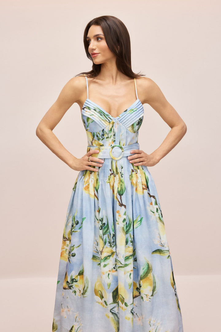Frau trägt das Joyce Maxikleid in einem Garten