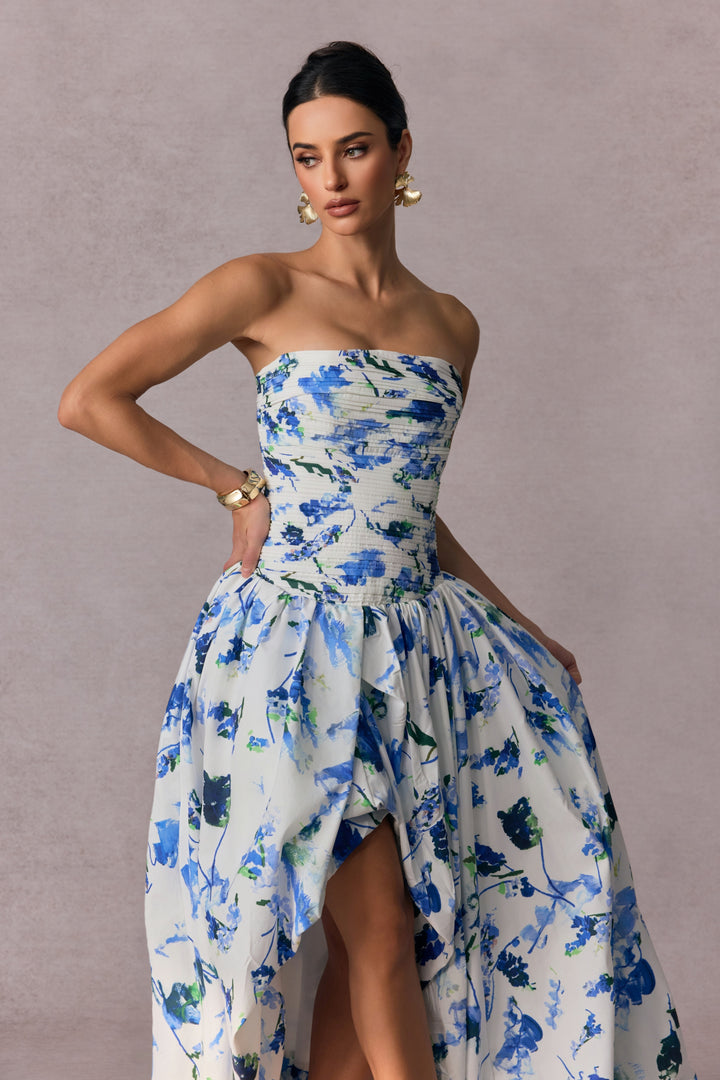 Model trägt Juliana Maxikleid - KYMA