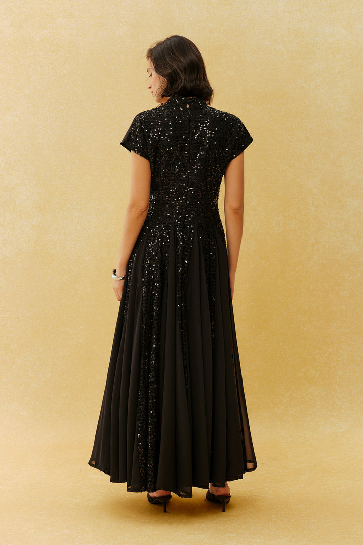 Just Enough Schwarzes Pailletten-Maxikleid mit V-Ausschnitt und Flügelärmeln – Stoffstruktur