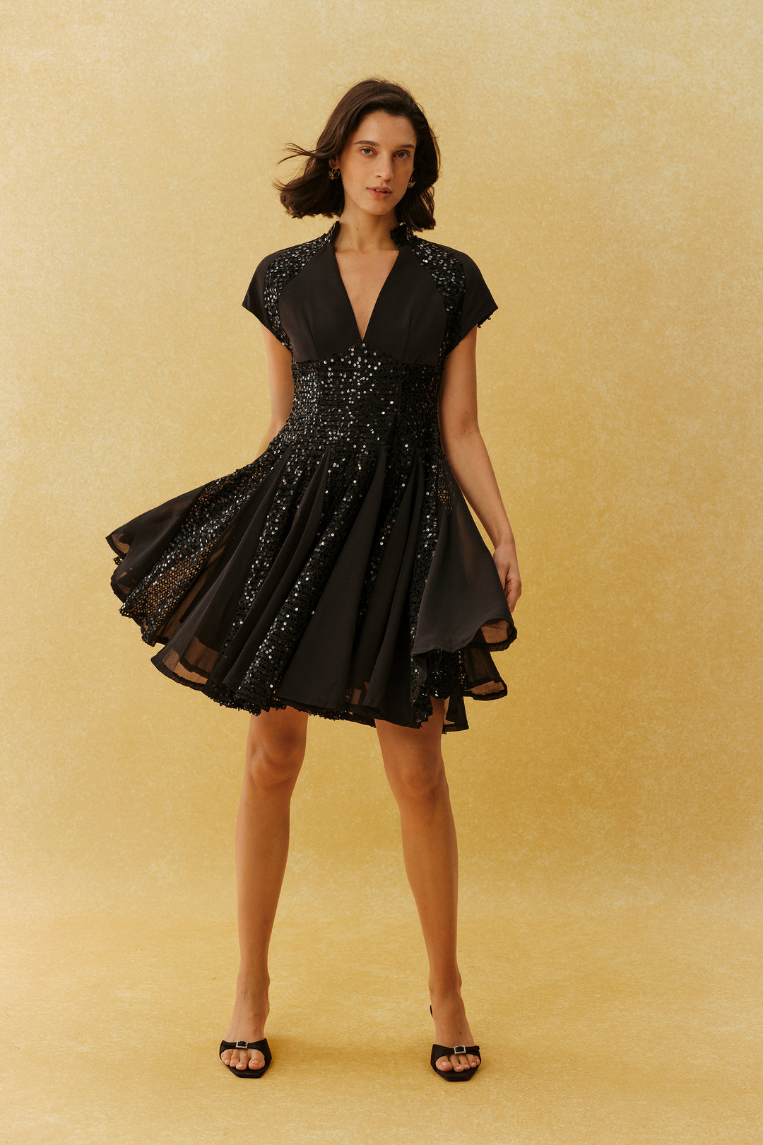 Just Enough Schwarzes Pailletten-Mini-Kleid mit V-Ausschnitt und Flügelärmeln – Rückenansicht