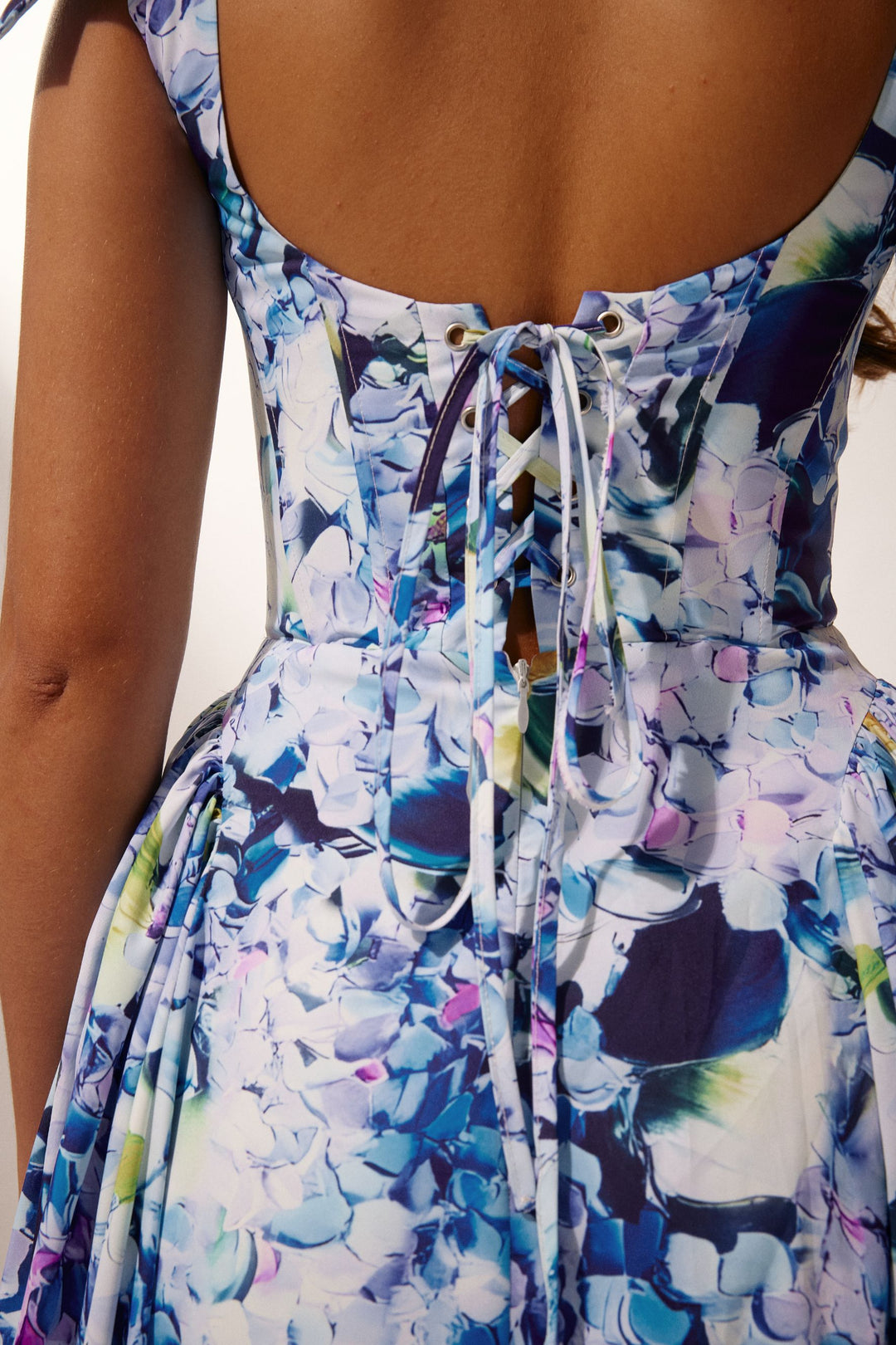 Kacey Maxikleid mit Hortensien-Print Bewegung - KYMA