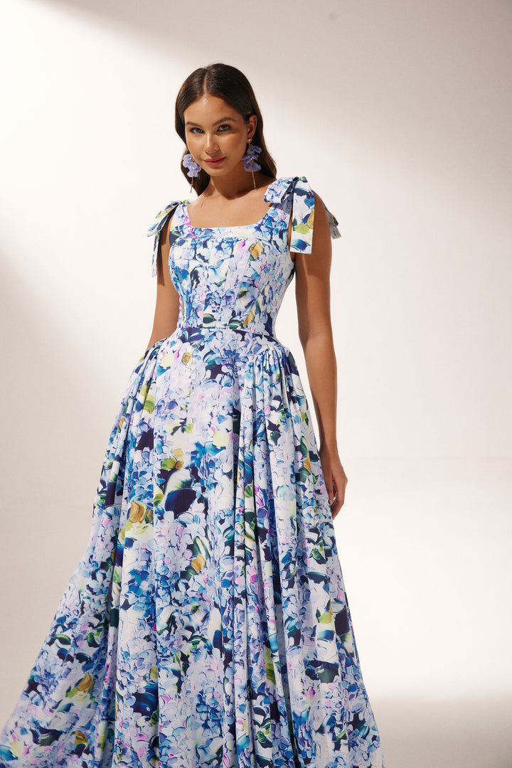 Kacey Maxikleid mit Hortensien-Print Tragefoto 3 - KYMA