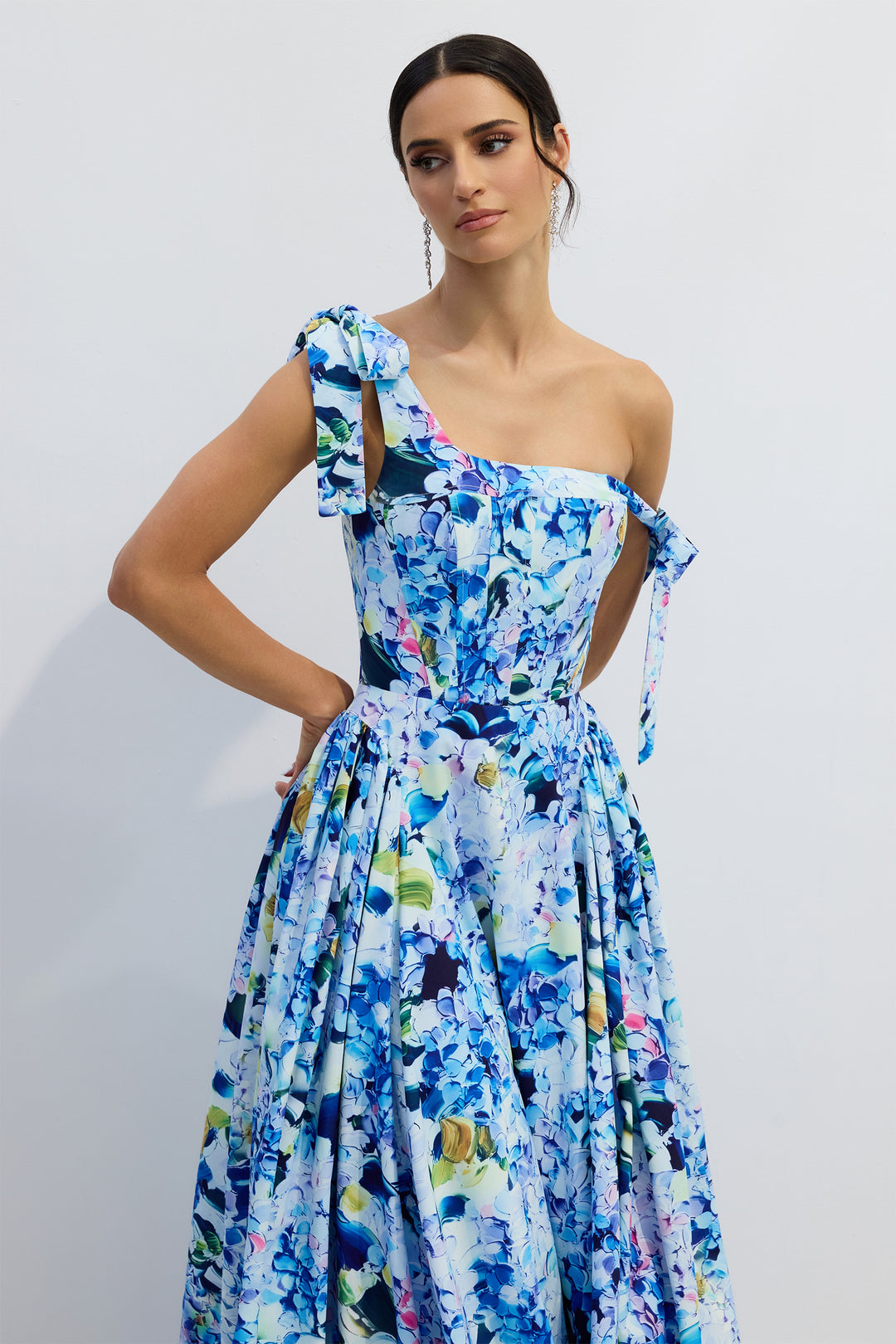 Model trägt das Kacey Maxikleid am Strand - KYMA